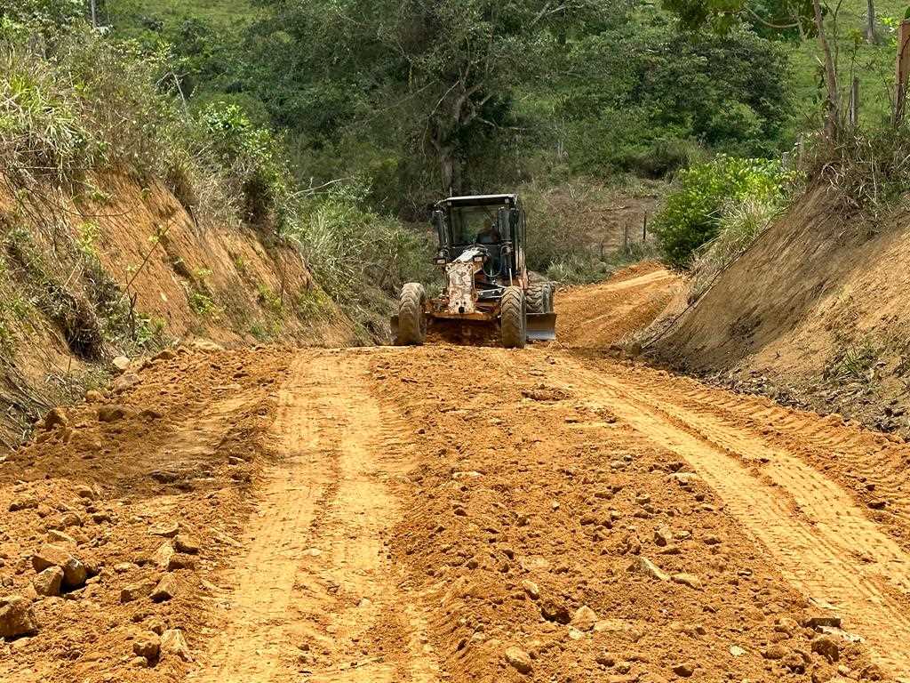 Camacã: Prefeitura mantem filme a recuperação das estradas vicinais e chega a região dos Mutuns